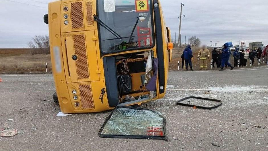 Школьный автобус разбился на трассе под Волгоградом: один ребенок погиб — кадры с места аварии