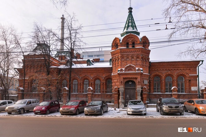 Усадьбу Железнова реставрируют по договору концессии. Там должны открыться бутик-отель и ресторан русской кухни, но сроки завершения работ уже несколько раз сдвигали | Источник: Артем Устюжанин / E1.RU