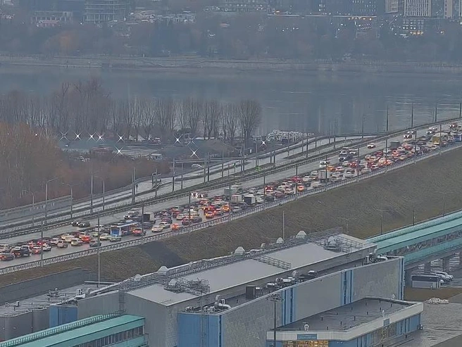 На Октябрьском мосту наблюдается затруднённое движение | Источник: Источник: «Электронный город»