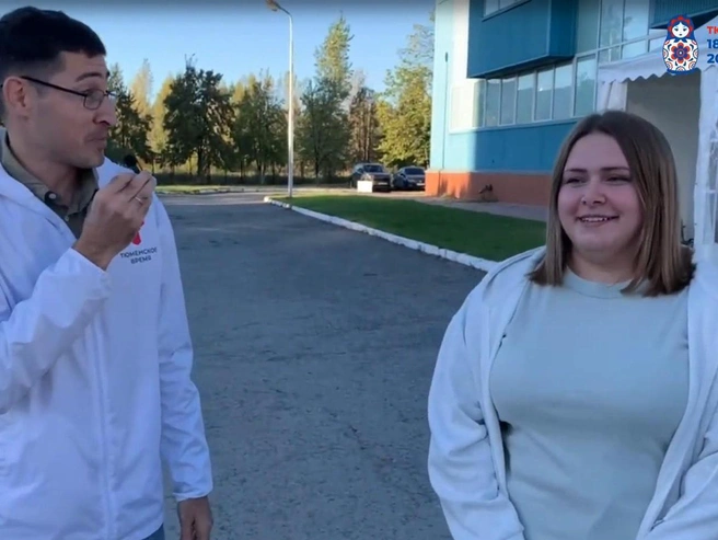 Ирина сначала не хотела принимать участие в очном этапе викторины. Сделала это по совету волонтёра на избирательном участке | Источник: Телеканал «Тюменское время», Tyumentime / Vk.com