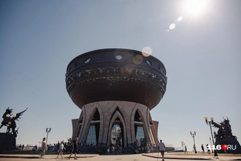 Это здание-чашу видно издалека | Источник: Саит Линов / 116.RU