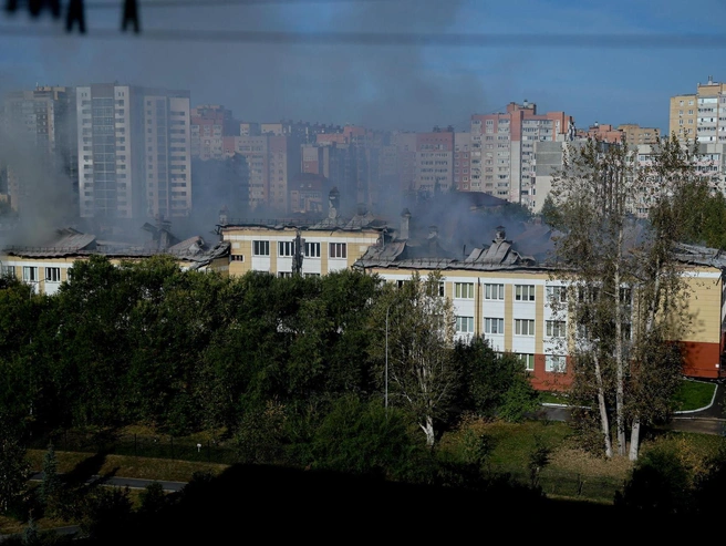 Оценить масштабы пожара можно с высоких домов, которые расположены рядом | Источник: Ирина Шарова / 72.RU 