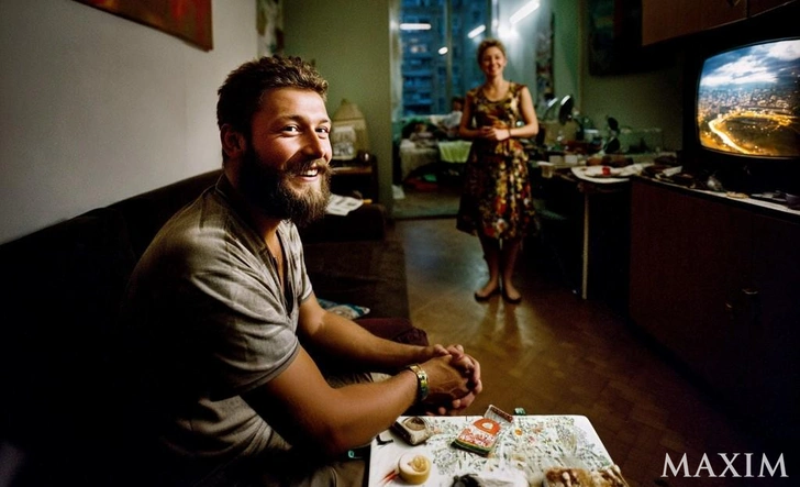 Мы нарисовали портрет среднестатистического россиянина, исходя из данных Росстата | Источник: AI / MAXIM