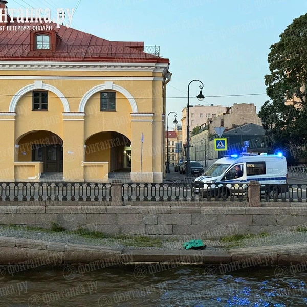 На Крюковом канале ведутся спасательные работы. Очевидцы сообщают об утонувшем человеке | Источник: Валентин Егоршин / «Фонтанка.ру»