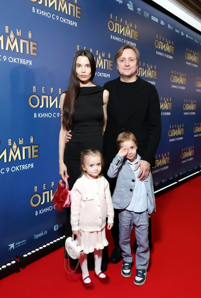 Артем Михалков с женой Дарьей и младшими детьми | Источник: Соцсети