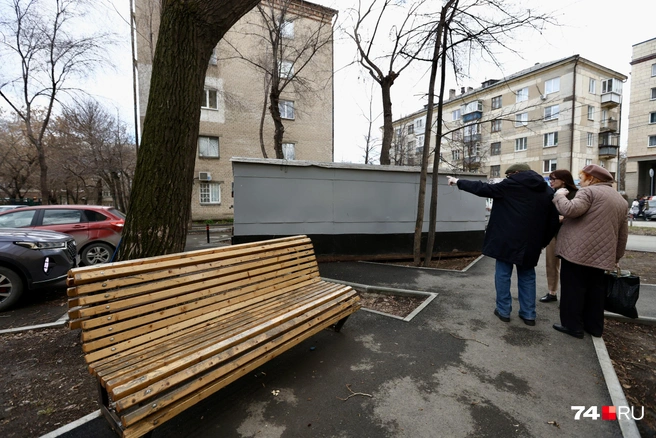 Соседи возмущены: единственный благоустроенный уголок рядом с их домом теперь испорчен | Источник: Наталья Лапцевич