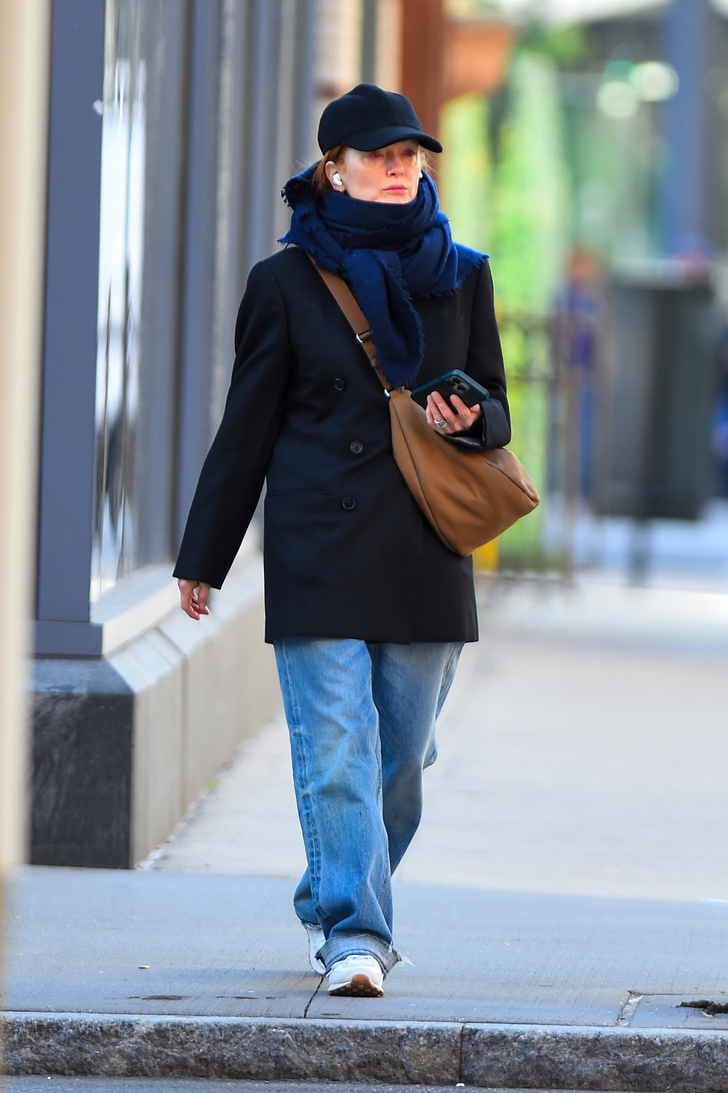 Редкий выход: Джулианна Мур в широких джинсах и пиджаке вместо пальто