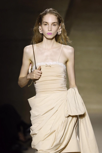 бьюти-тренд 2026, тренды зима 2026, макияж зима 2026, ярко-розовая помада, Chloé 2026, модные губы 2026, тренды макияжа, bubblegum pink, вернулся тренд на розовую помаду, макияж с акцентом на губы | Источник: Legion Media