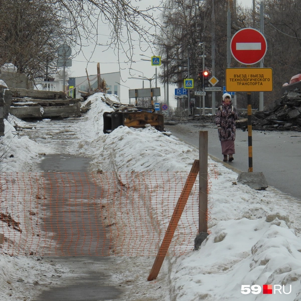 Тротуар закрыли забором, но знаков запрета прохода нет | Источник: Кирилл Хафизов / 59.RU