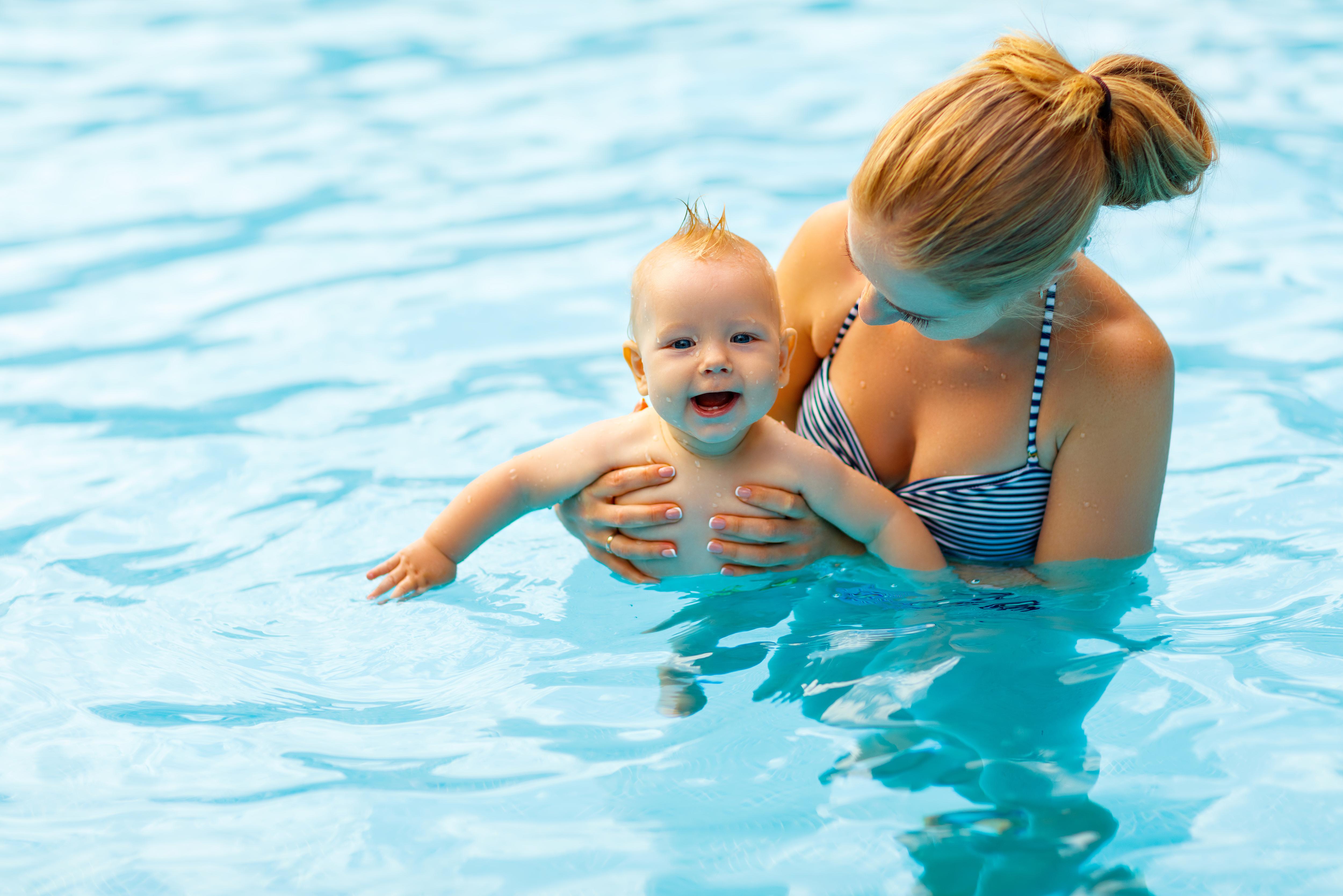 9 важных вещей для грудничкового плавания, которые нужно взять в бассейн -  Parents.ru | PARENTS