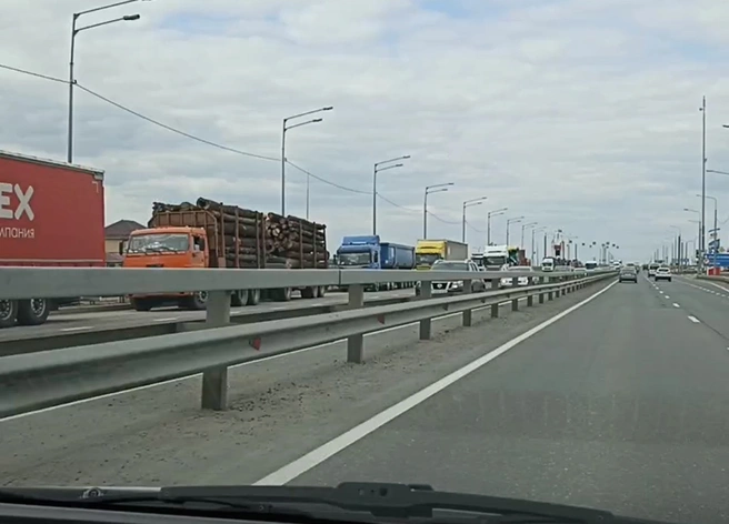 Около Солотчинского моста встали большегрузы из-за машины дорожного контроля | ya62.ru