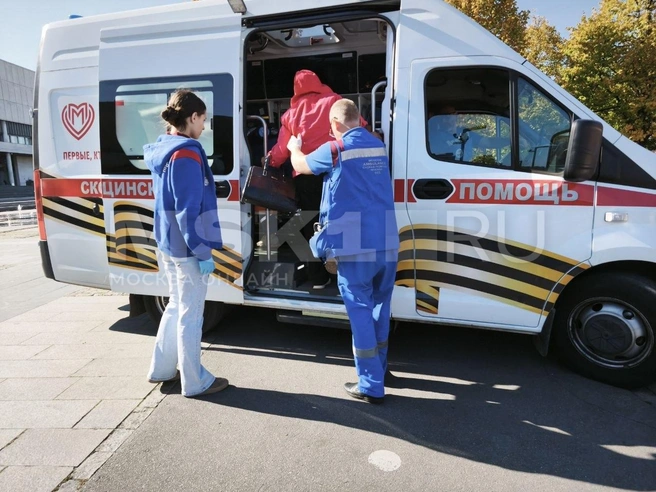 Фельдшеры помогли пострадавшей | Источник: Михаил Мечев / MSK1.RU