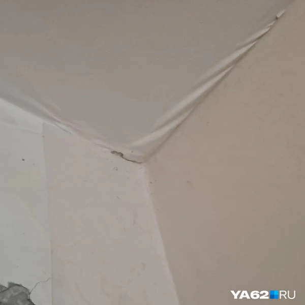 В одной их комнат стена тоже потрескалась, при этом, комната не находится в кирпичной вставке | Источник: Светлана Коновалова / YA62.RU
