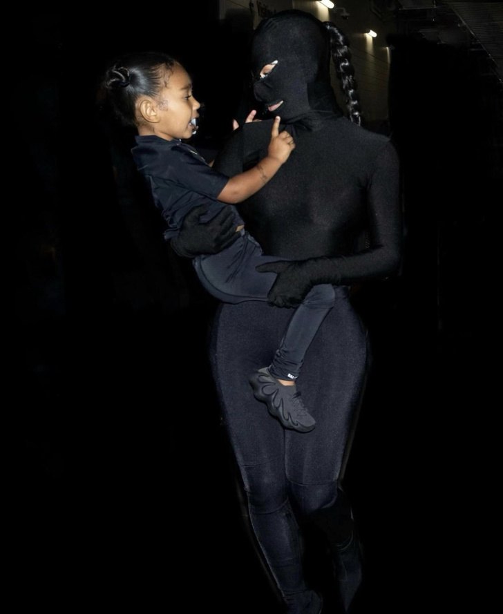 Ким Кардашьян в комбинезоне Balenciaga, который скрывает ее лицо, но отлично подчеркивает формы