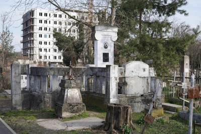 Власти Краснодара выделили 2 млн рублей на работы на Всесвятском кладбище