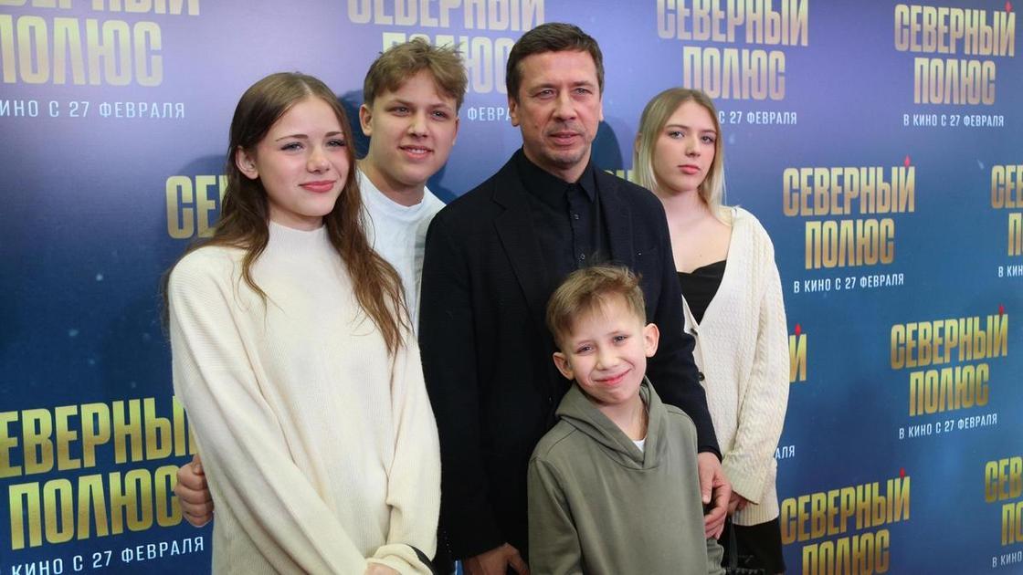 Андрей Мерзликин рассказал, как изменилась его жизнь, когда он остался один с 4 детьми