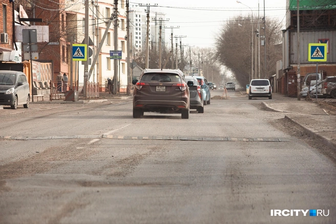 Улица Петрова приняла на себя огромную нагрузку во время перекрытия Рабочего Штаба | Источник: Даниил Конин / «ИрСити»