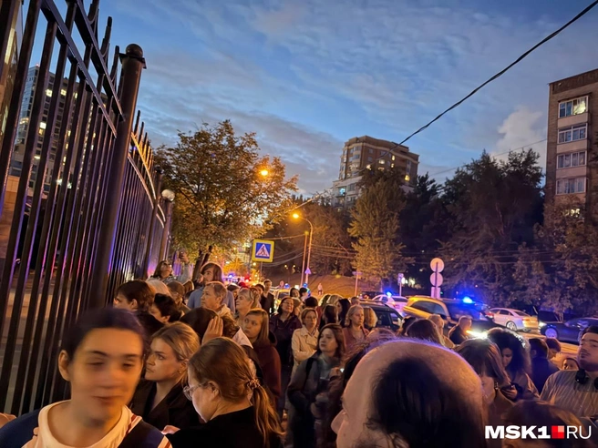 Улица была полна людей, которые ждали главу «Дома с маяком» | Источник: Елена Халматова / MSK1.RU