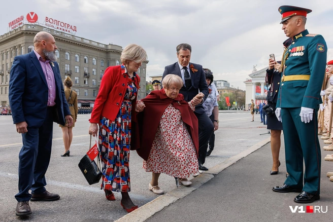 На парад пришла и легендарный композитор Александра Пахмутова | Источник: Алексей Волхонский / V1.RU