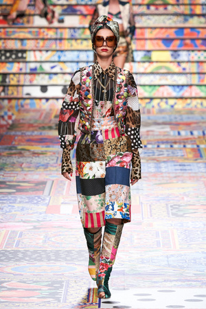 Фото №2 - Яркие краски Италии и техника пэчворк на показе Dolce&Gabbana