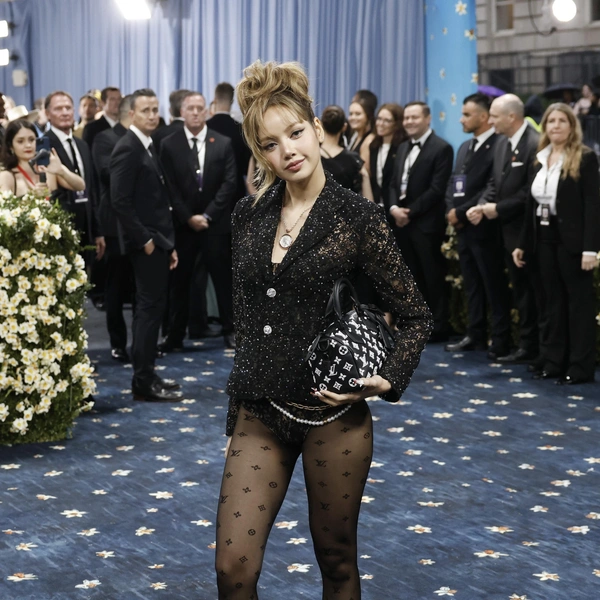 Met Gala 2025: 10 лучших фото Лисы из BLACKPINK | Источник: JOHN ANGELILLO