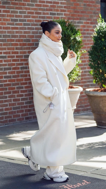 Ванесса Хадженс в безупречном образе, который выглядит дорого — попробуйте его повторить | marieclaire.ru