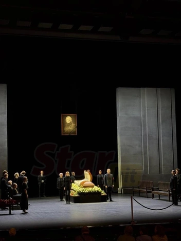 В зале царит тишина