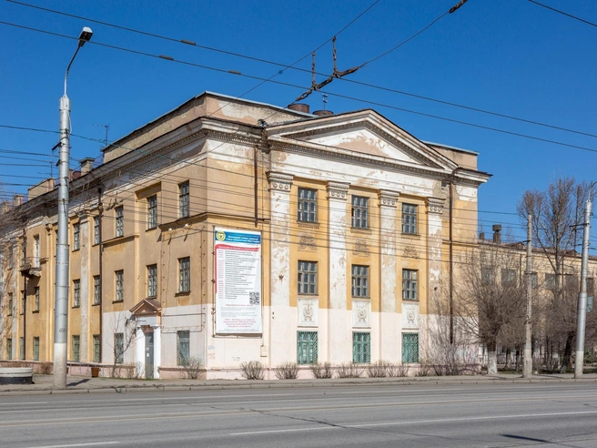 Строение расположено напротив площади Дзержинского | Источник: Константин Завриков / V1.RU