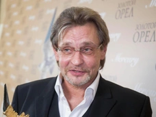 Александр Домогаров о важной премьере к юбилею, бестактных вопросах и сыне-режиссере