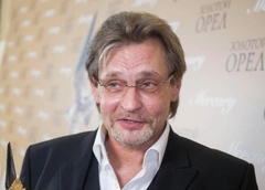 Александр Домогаров о важной премьере к юбилею, бестактных вопросах и сыне-режиссере