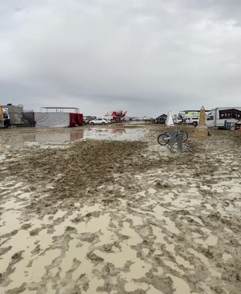 Шнурова, Зверева и экс-солистка «Фабрики» утопают в грязевом аду на Burning Man: один человек погиб