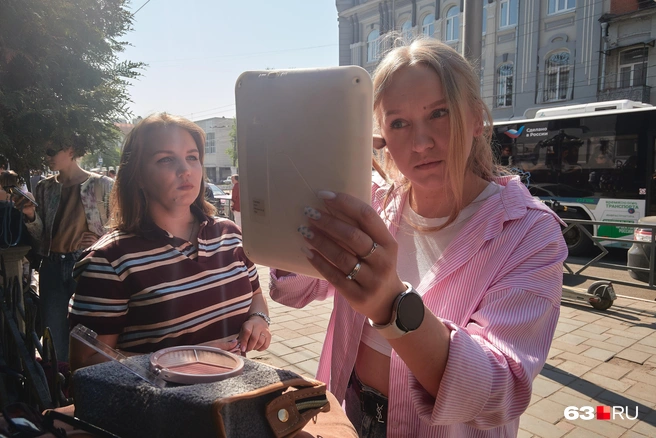 Екатерина Сизухина и Оксана Столярова&nbsp;— из Сызрани. Девчонки наводили марафет и очень волновались | Источник: Роман Данилкин / 63.RU 