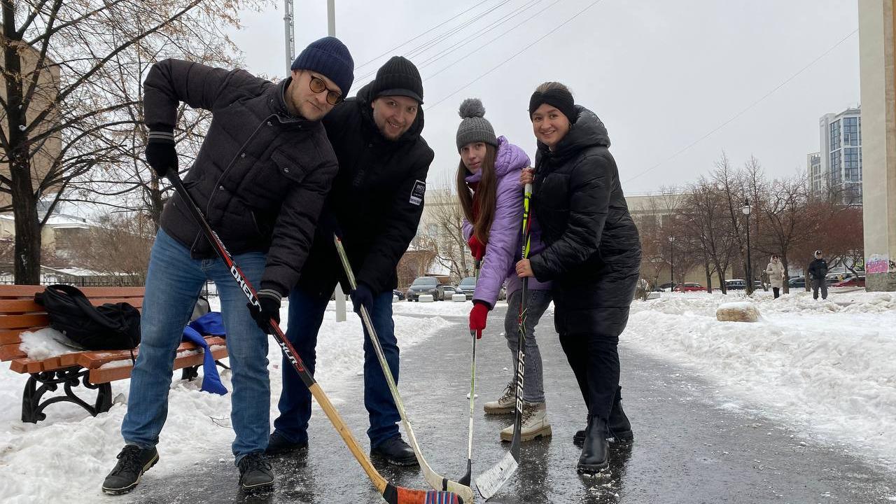 В Екатеринбурге из-за гололеда хоккеисты провели матч прямо на тротуаре,  эксперимент E1.RU: видео - 29 ноября 2023 - Е1.ру