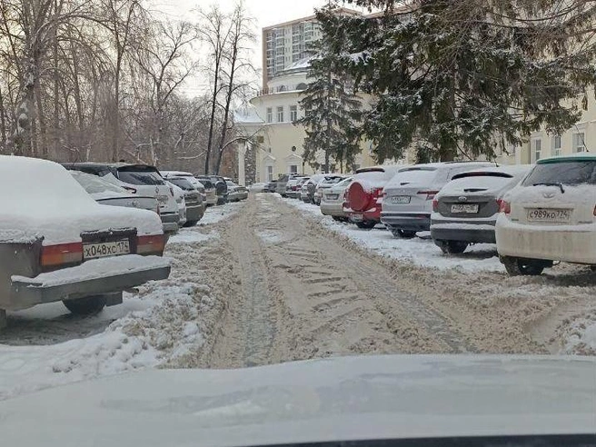 Подъезды к городской больнице № 1 были заблокированы снежными заносами. | Источник: читатель 74.RU