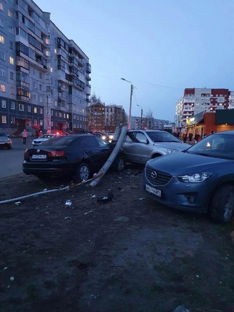 В Северодвинске автомобиль влетел в столб и две машины, 12 мая 2021 г. - 12  мая 2021 - 29.ру