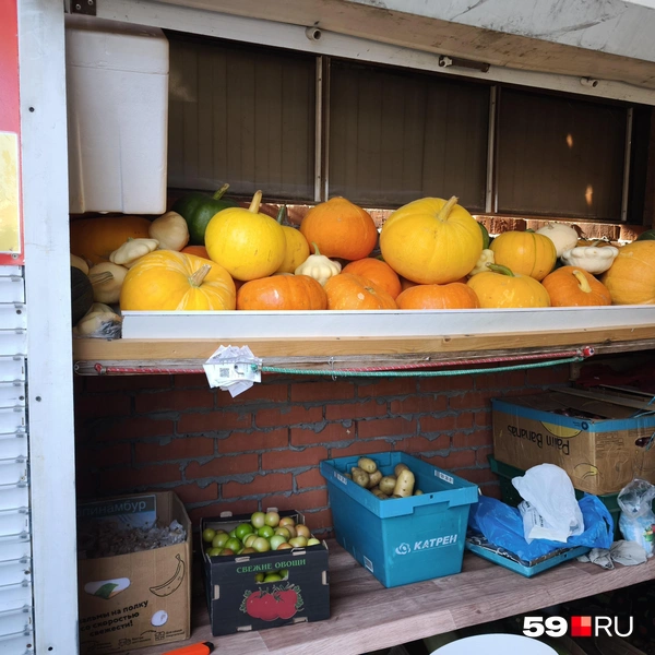 Некоторые продукты хранятся на полках, которые можно закрыть | Источник: Анастасия Селиверстова / 59.RU