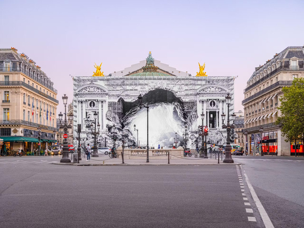 Главный фасад Опера Гарнье в Париже превратился в пещеру