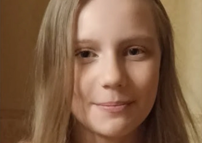 Алиса Теплякова завершила обучение в РГГУ в 13 лет и защитила диплом в присутствии комиссии | Источник: Учимся с Алисой / YouTube.com
