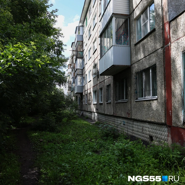 И хрущевка с замазанными трещинами | Источник: Евгений Софийчук / NGS55.RU