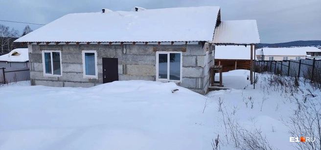 По словам Александры, в таком виде дом стоит уже два года | Источник: читательница E1.RU
