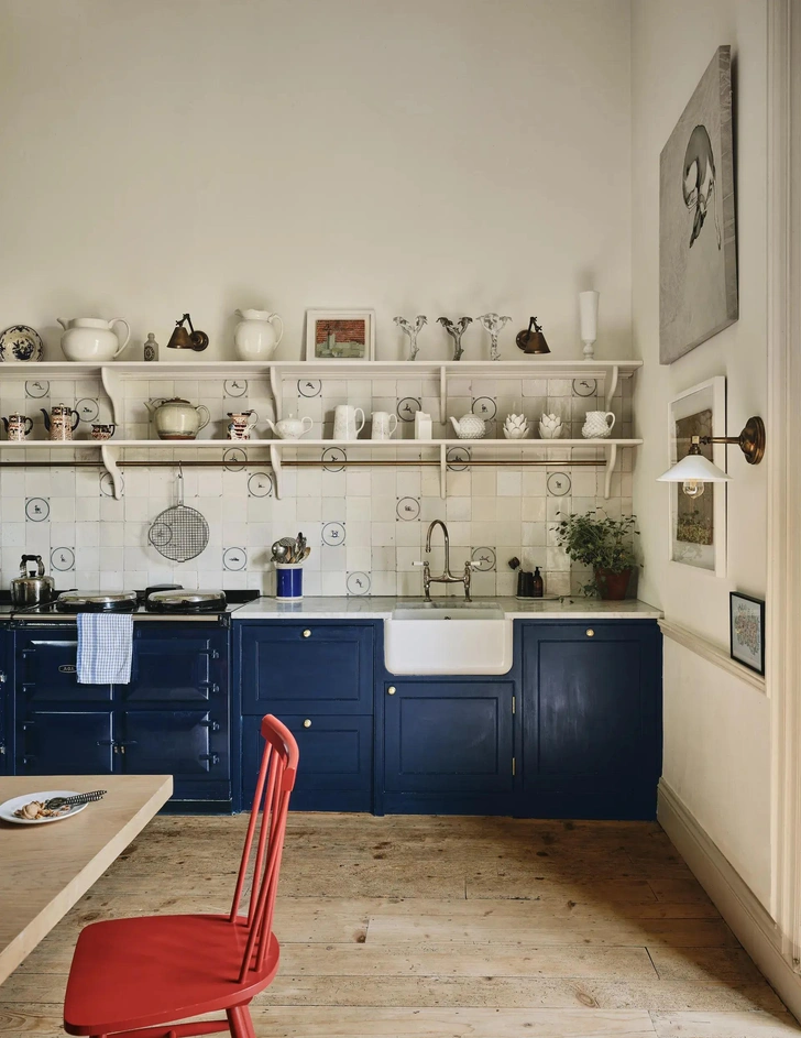 На этой кухне в Йоркшире шкафчики покрашены в оттенок Dock Blue, Little Greene, чтобы спрятать с глаз ретро-плиту Aga из серии eR7. | Источник: Кристофер Хорвуд
