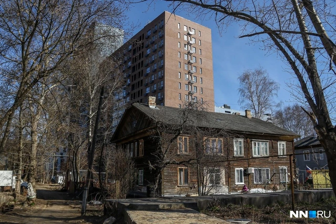 Новый жилой комплекс соседствует с деревянными домами | Источник: Наталья Бурухина / NN.RU