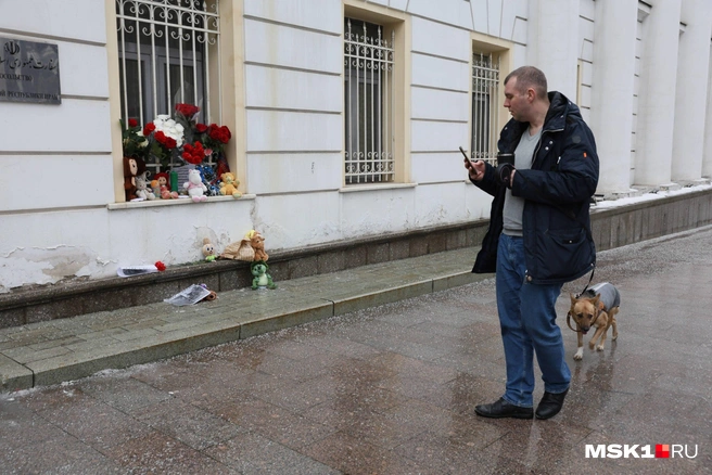 Городская улица превращается в место общего горя | Источник: Артем Устюжанин / MSK1.RU