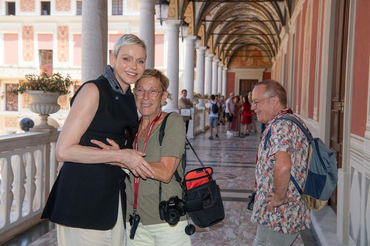 Княгиня Шарлен в топе и брюках Louis Vuitton провела экскурсию по дворцу Монако