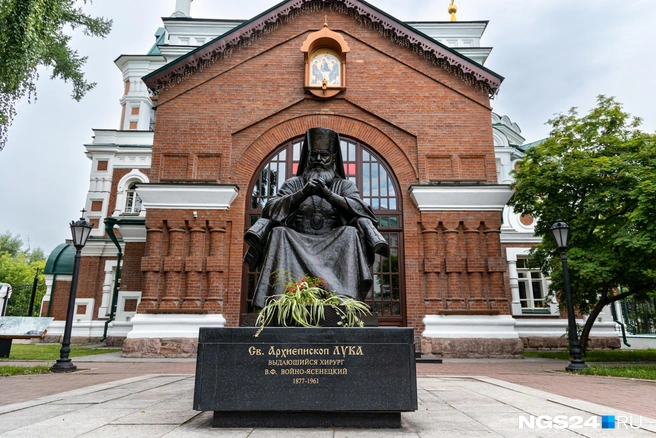 Памятник у храм Иоанна Предтечи | Источник: Мария Ленц / NGS24.RU