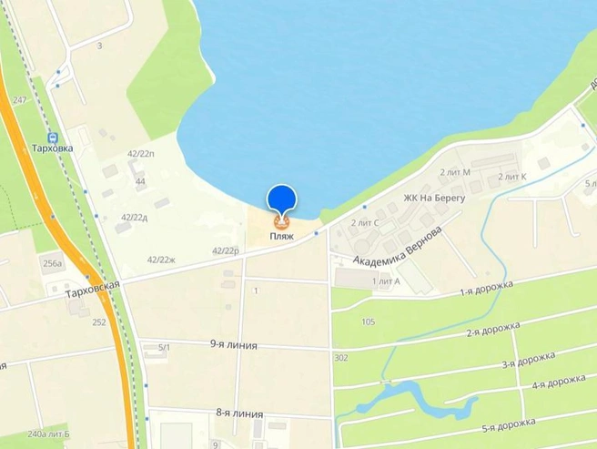 Пляж расположен на побережье озера Сестрорецкий разлив. | Источник: 2Gis.ru
