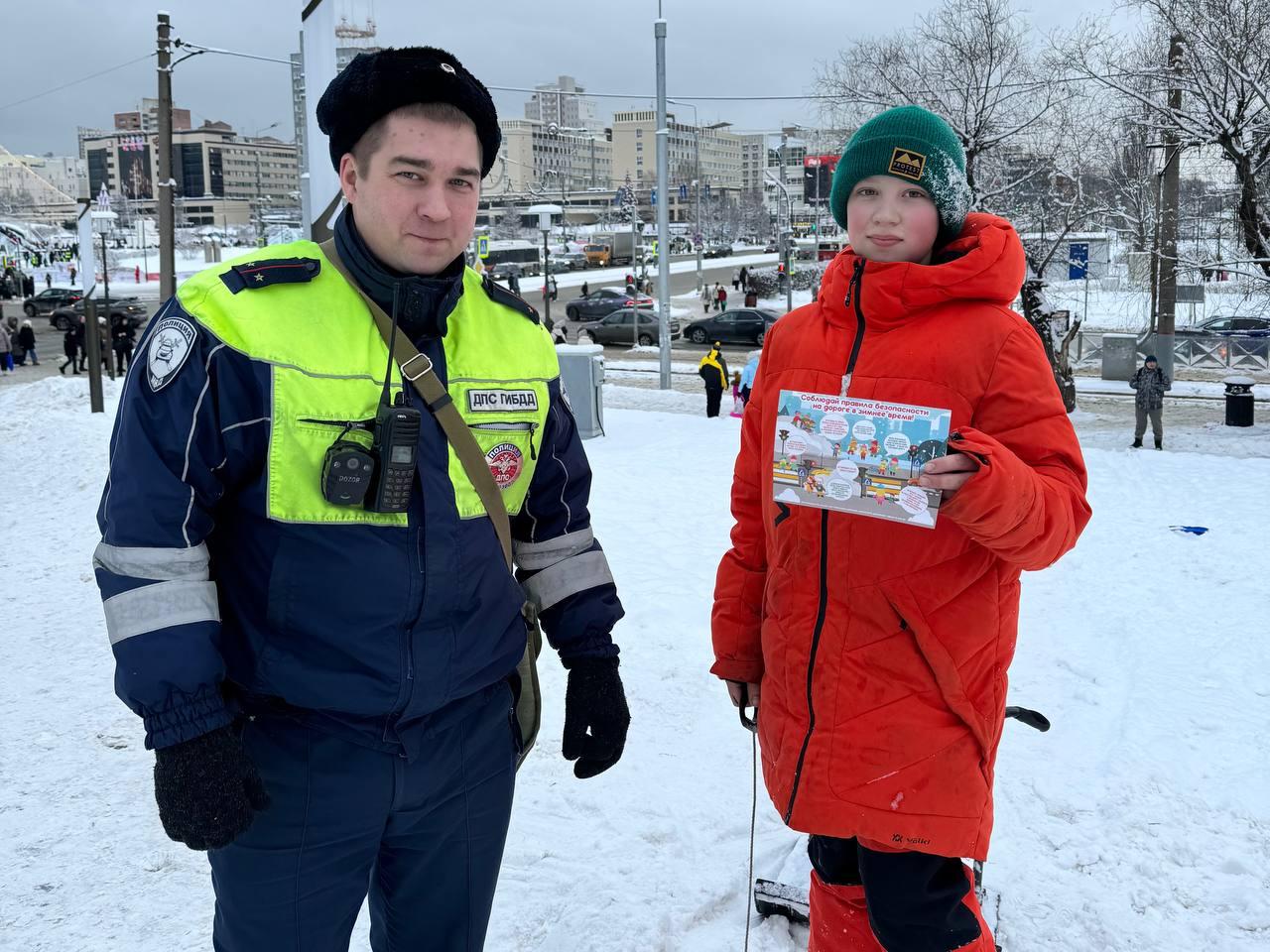 Слудскую горку в центре Перми, где дети устроили катания, посыпали песком 