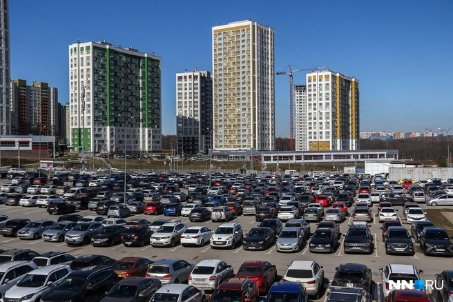 Парковочных мест не хватает во многих крупных городах России | Источник: Наталья Бурухина / NN.RU