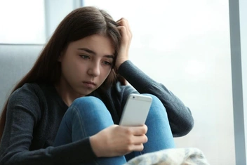 «Сестра угрожает рассказать родителям, что у меня в телефоне есть неприличные фотки»