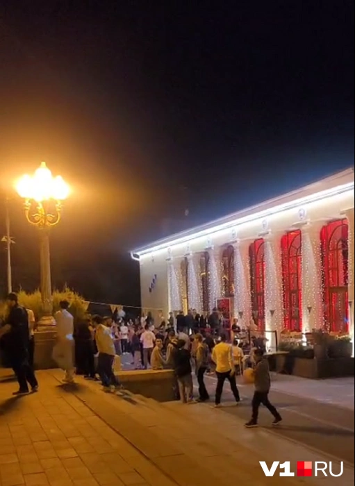 Вечеринка началась вечером 14 июня, а закончилась, по словам жителей, только утром 15 июня | Источник: читатели V1.RU